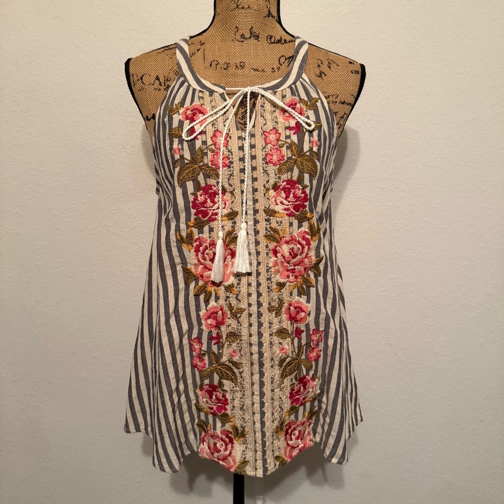 Andree by Unit floral embroidered sleeveless tank top blouse